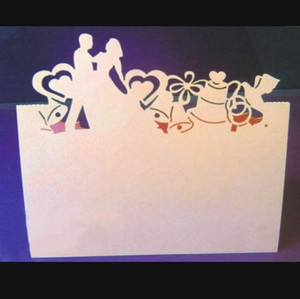 Marque-place de mariage découpé au laser avec motifs mariés et de cœurs