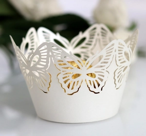 Vue macro des caissettes à cupcakes papillon blanc perle découpées au laser pour fêtes
