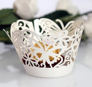 Detalle de envoltorio de cupcake calado con mariposas para decoración de bodas