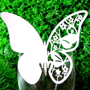 Farfalla decorativa in carta bianca tagliata al laser per bicchieri da cerimonia