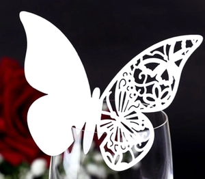 Papillon décoratif en papier blanc découpé au laser avec motif floral élégant pour verres