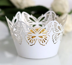 Détail du moule à cupcake papillon découpé au laser avec une praline dorée chic