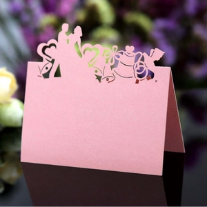Carte de table de mariage rose découpée au laser avec silhouette des mariés élégante