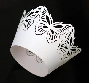 Détail des motifs de papillons découpés au laser sur les caissettes à cupcakes blanches
