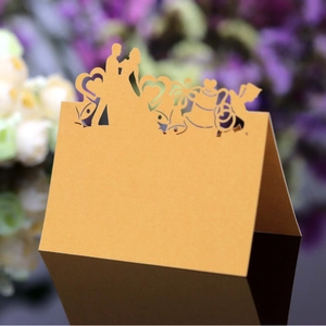 Marque-place de mariage doré découpé au laser avec silhouette de couple romantique