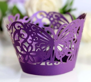 Moldes de papel púrpura para cupcakes con encaje de mariposas cortado con láser para bodas