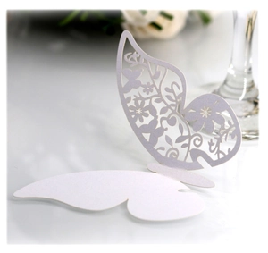 Élégante carte de place papillon découpée au laser pour verres à vin lors d'un mariage