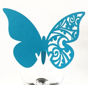 Marque-place papillon bleu pour verres à vin avec motifs de vignes évidés découpés au laser