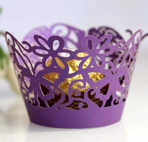 Dettaglio del pirottino viola tagliato al laser con motivo floreale e cioccolato