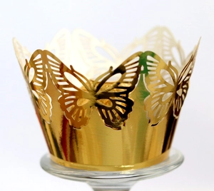 Caissettes à cupcakes découpées au laser papillon doré pour décoration de gâteaux de mariage