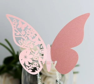 Marque-place papillon rose découpé au laser pour verres de mariage au design floral