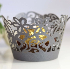 Detalle de envoltorio plateado para cupcake cortado con láser y motivo floral