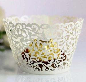 Weiße lasergeschnittene Spitzen-Cupcake-Förmchen für elegante Kuchendekoration