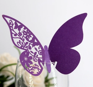 Cartes de place papillon découpées au laser en papier pailleté violet pour mariage