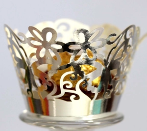 Dettaglio del pirottino per cupcake in argento tagliato al laser con fiori