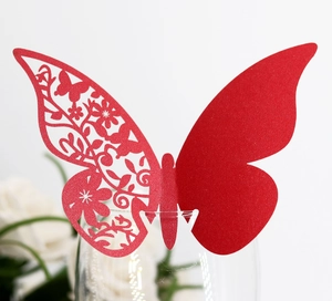 Détail de marque-places papillon rouges découpés au laser avec motifs ajourés élégants