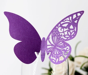Détail du sticker mural papillon 3D violet découpé au laser avec texture nacrée