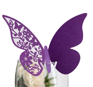 Marque-places papillon violets découpés au laser pour verres à vin en papier perlé