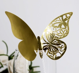 Papillon décoratif doré découpé au laser pour verres lors de mariages et fêtes