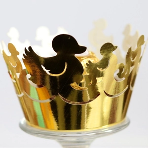 Gouden cupcake wikkel met lasergesneden eendjes ontwerp voor feestelijke taartdecoratie