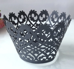 Détail de caissette à cupcake noire découpée au laser avec motif dentelle et bord couronne
