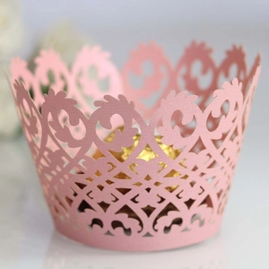 Pirottini per cupcake rosa tagliati al laser con motivi a vite e bordi a corona ondulati