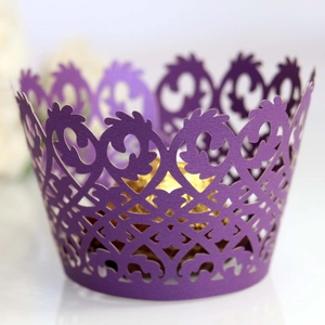 Élégante caissette à cupcake violette découpée au laser avec motif floral dentelle