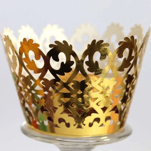 Contours de cupcake couronne dorés découpés au laser avec motifs de vigne élégants