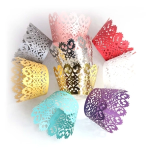 Caissettes à cupcakes en papier perlé découpées au laser avec motifs de vignes en dentelle