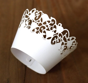 Caissettes à cupcakes blanches découpées au laser avec motifs de cloches et feuilles