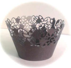 Gros plan sur l'emballage de cupcake en dentelle découpée au laser avec motif bronze