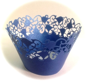 Détail de caissette à cupcake bleue découpée au laser avec motifs de cœurs évidés