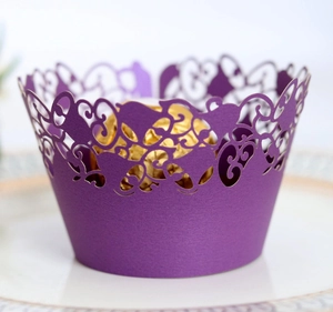 Détail du contour à cupcakes violet découpé au laser avec motifs tourbillons