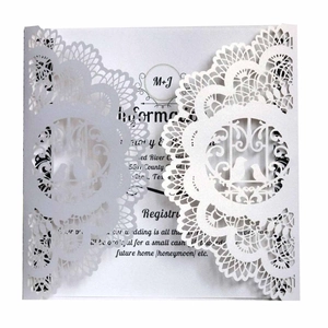 Invitation de mariage découpée au laser avec motifs floraux et oiseaux d'amour