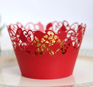 Gros plan sur caissette à cupcake rouge découpée au laser avec motif de dentelle ciselée