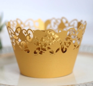 Caissettes à cupcakes dorées découpées au laser avec motifs dentelle pour fêtes et mariages