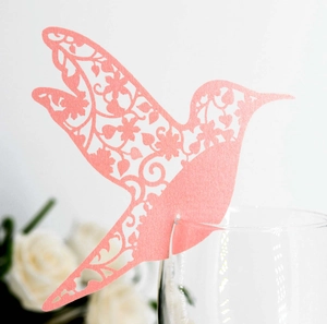 Marque-place colibri ajouré rose corail pour décoration de verre de mariage