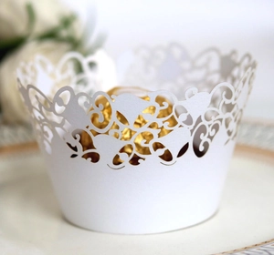 Vue détaillée du moule à cupcake blanc découpé au laser avec motifs de cœurs et de vignes