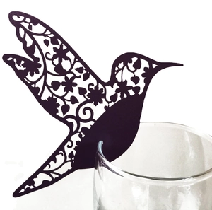 Élégante carte de place colibri noire découpée au laser pour décoration de verre de mariage
