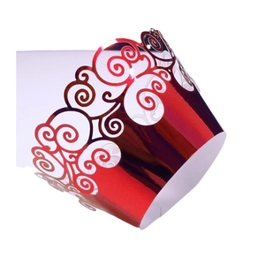 Caissettes à cupcake rouges métallisées avec motifs de volutes découpés au laser