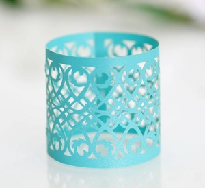 Eleganter laserkonstruierter Serviettenring in Tiffany-Blau mit Herz-Hohlmustern