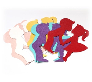 Détail macro de cartes de table en papier pailleté découpé au laser, silhouettes d'enfants