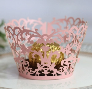 Caissette à cupcake rose découpée au laser avec motif dentelle et bonbon doré décoratif