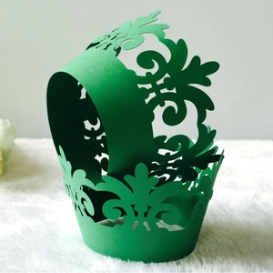 Caissettes à cupcakes vert foncé découpées au laser avec motif de fleurs évidées