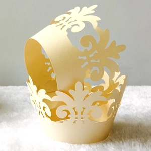 Contours de cupcake découpés au laser jaune avec motif floral évidé et design de couronne