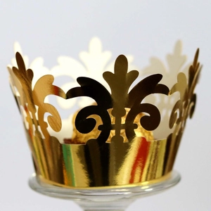 Caissettes à cupcakes couronne dorée avec motifs fleur de lys découpés au laser pour fête