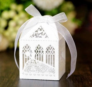 Détails de découpe laser sur boîte à bonbons de mariage en papier blanc avec ruban