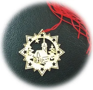 Suspension de Noël en bois en forme d'étoile avec église ciselée et cordelette rouge