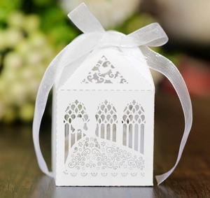Détails du motif ajouré au laser sur boîte à bonbons blanche avec nœud en ruban élégant