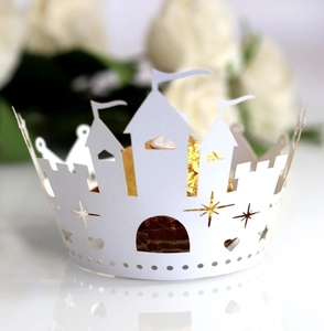 Witte lasergesneden cupcake wrapper met kasteelontwerp voor bruiloftsdecoratie